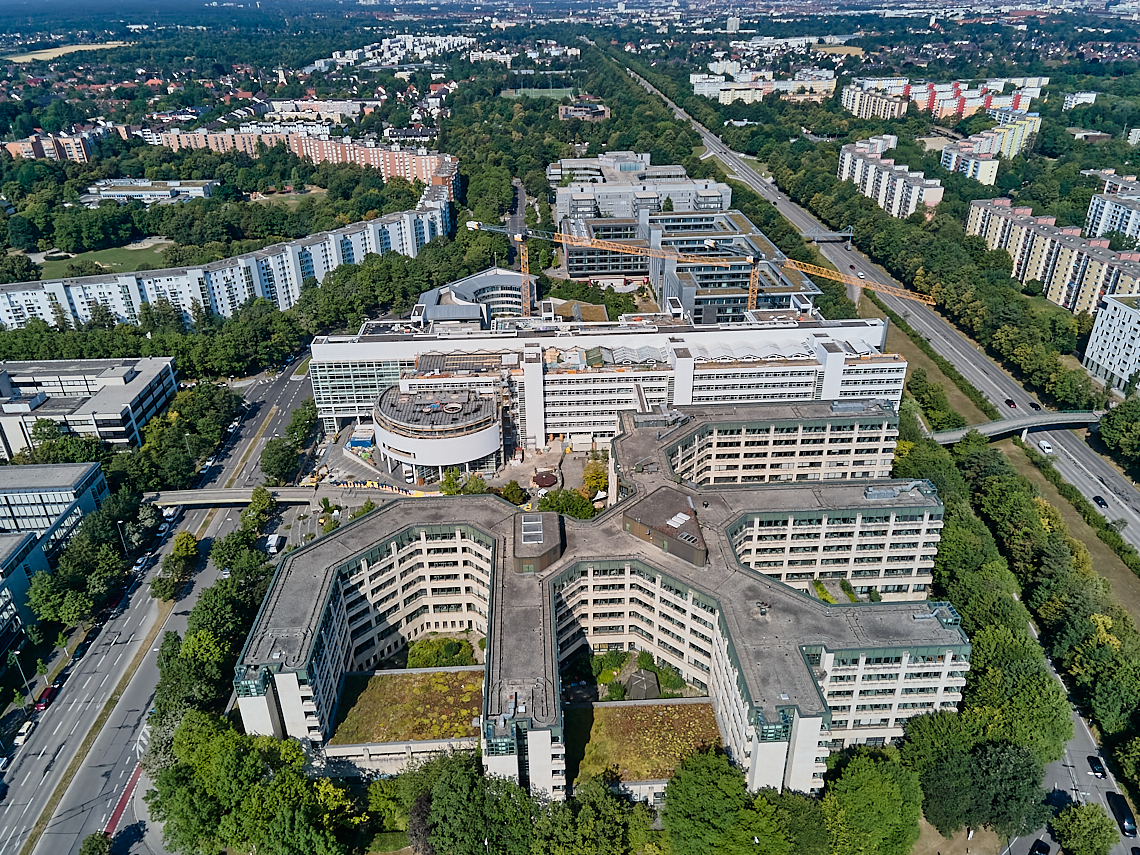 22.07.2022 - ehemaliges Alliant-Versicherungsgebäude und Wohnring in Neuperlach